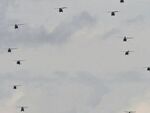 Военни вертолети хвърчат в небето ниско над София