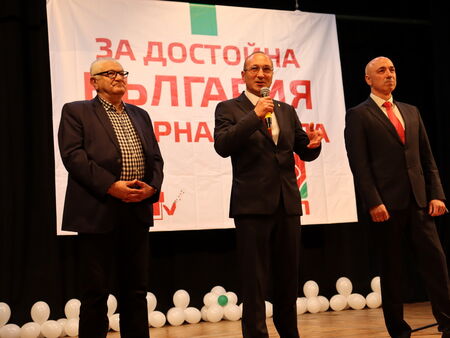 Рамо до рамо с него бяха водачът на листата на БСП инж. Петър Кънев (вляво) и кметът на Созопол Тихомир Янакиев (вдясно), те представиха програмата на партията пред препълнената зала