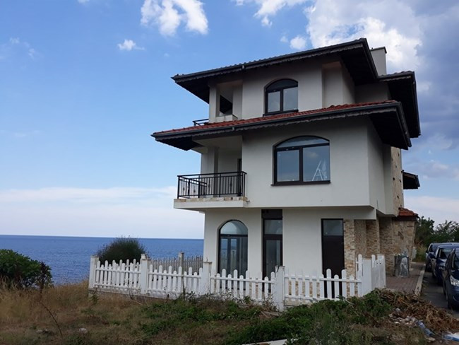 Призрачната къща на Максим Стависки в Царево светна, наематели гледат ...
