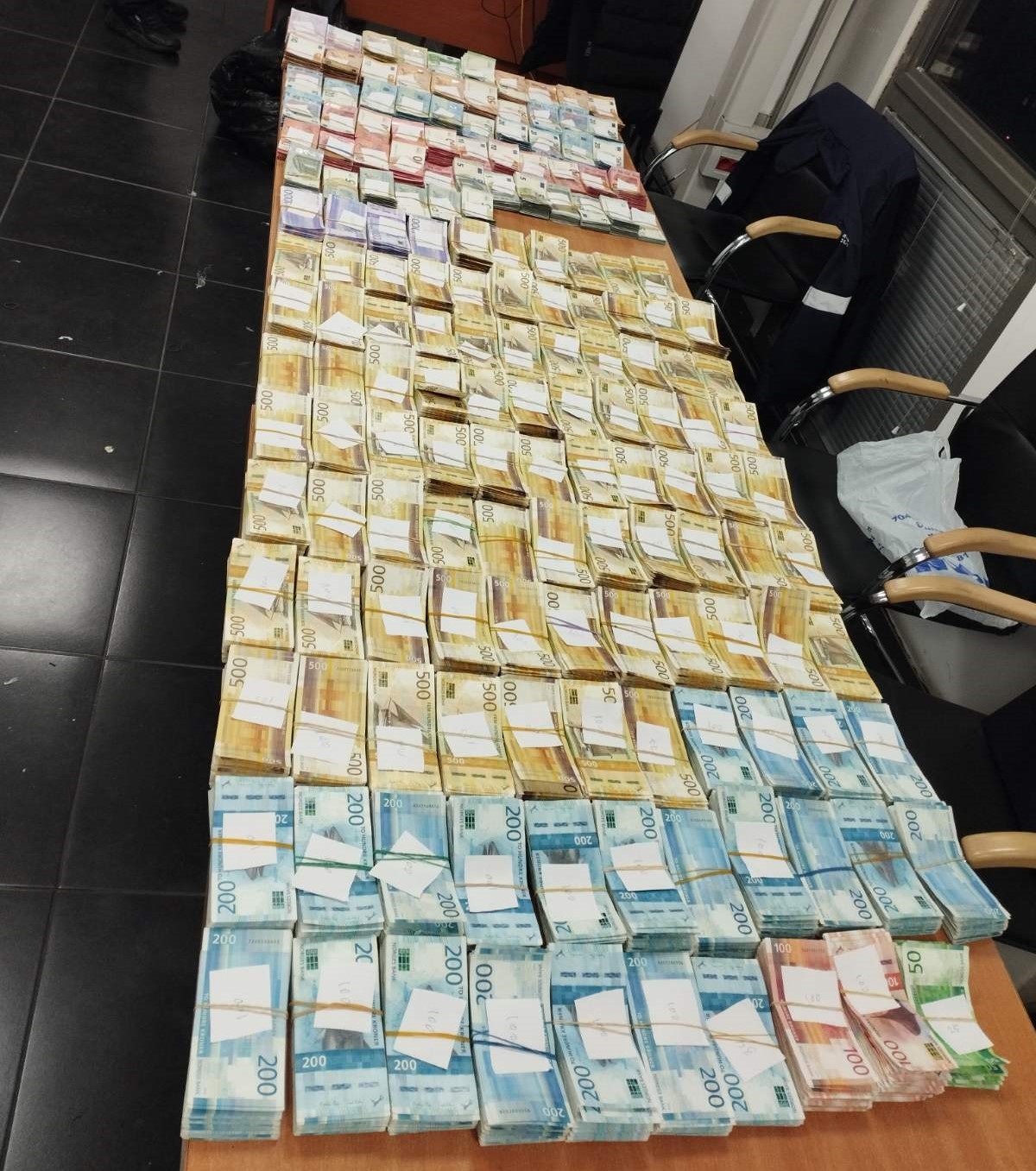 Недекларирана валута за повече от 2 млн. лв. хванаха на МП Капитан Андреево