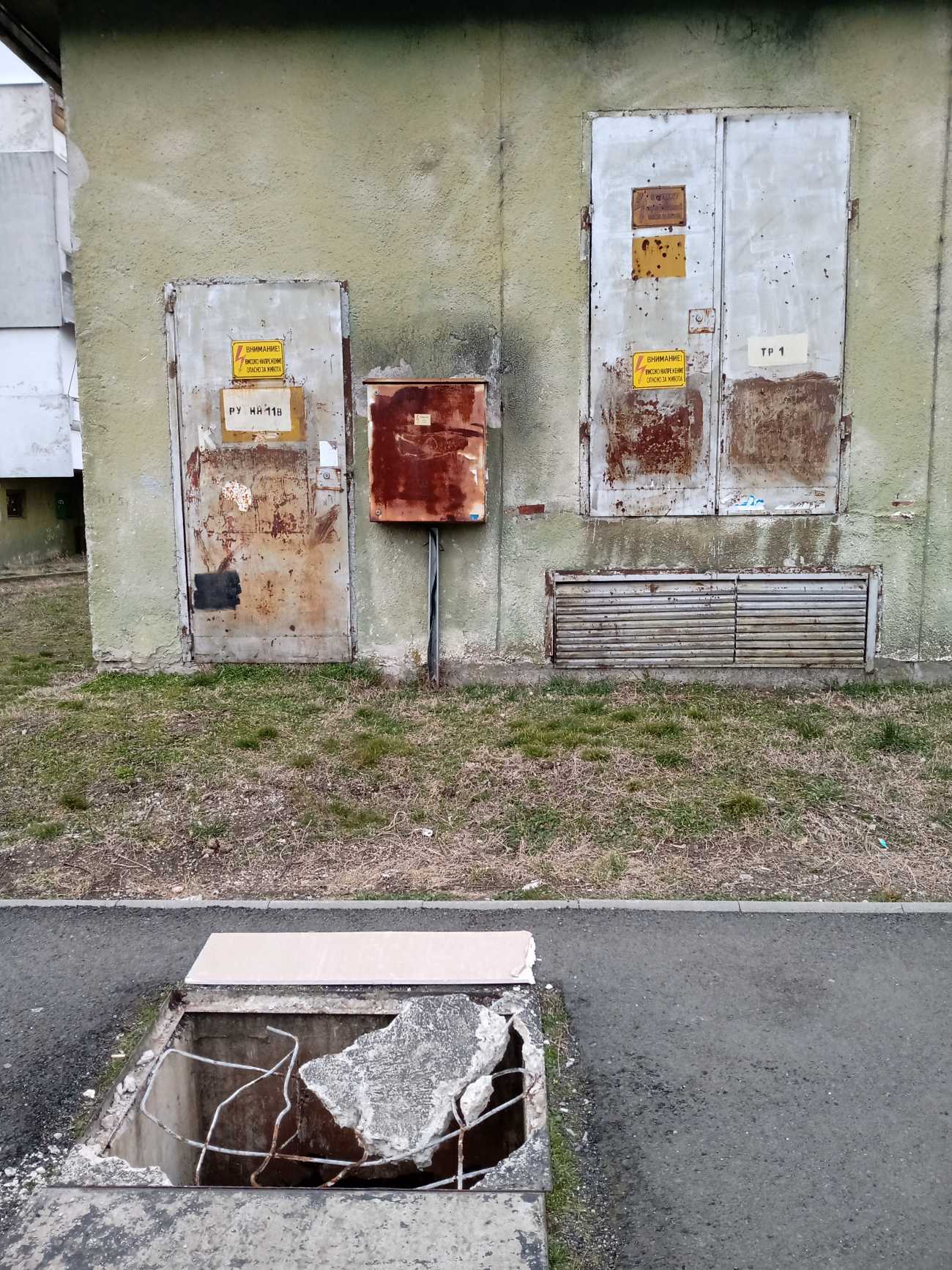 Огромна шахта зее без капак в жк. Меден рудник