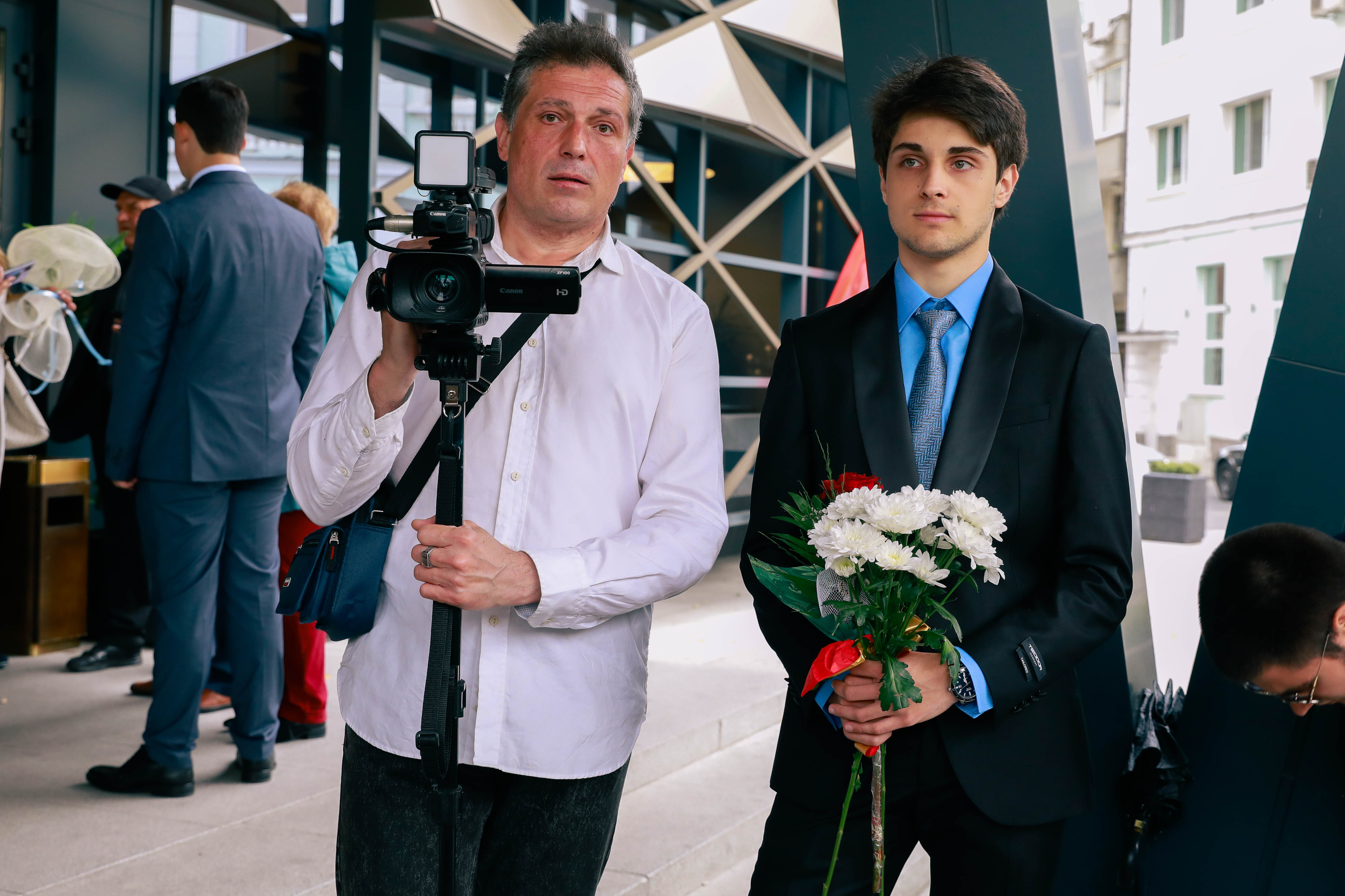 Николай Петров видеооператор и синът му - абитуриент от НУМСИ Панчо Владигеров