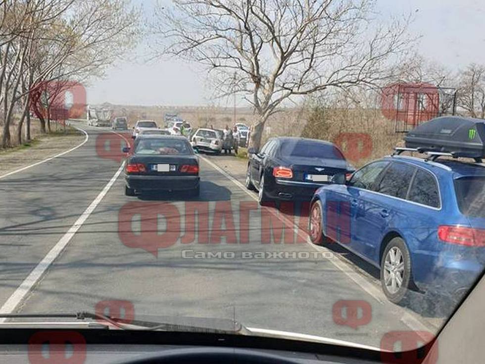 Катастрофа с Бентли в Поморие създаде атракция на пътя и влезе в новините