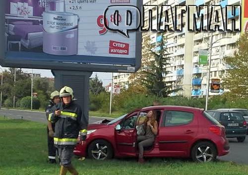 Пежо се натресе в билборд край Кораба-символ на Бургас до х-л "Мираж ...