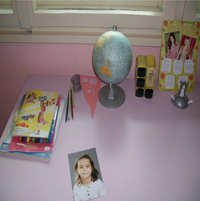 Бюрото на Габи в детската й стая, върху което Борислав е оставил последната й снимка 