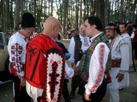 Манев и Шарлопов позират тук над Жеравна, с оръжия от края на 19-и век, напълно изправни