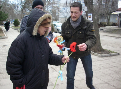 Комсомолът на ГЕРБ радва жените за 8-ми март