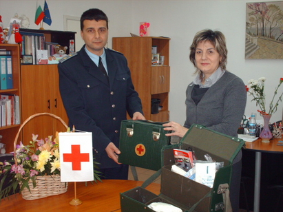 БЧК дари чанти за първа помощ на КАТ
