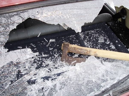 Забиха брадва в колата на поморийски полицай