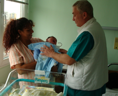Директорите на бургаската болница пазарят дрешки за най-голямото бебе на България