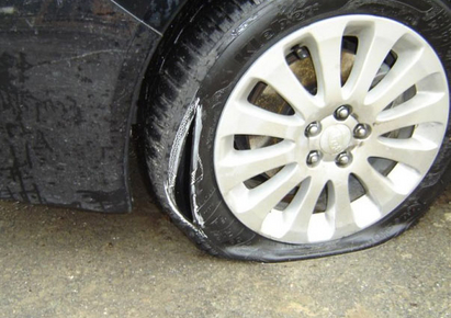 Неизвестен надупчи 21 автомобилни гуми в ж.к. "Изгрев"