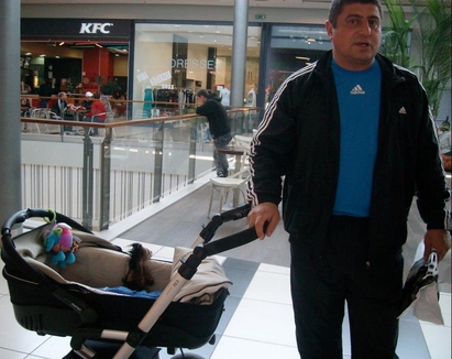 Найден Милков тика детска количка, носи дамски тоалет