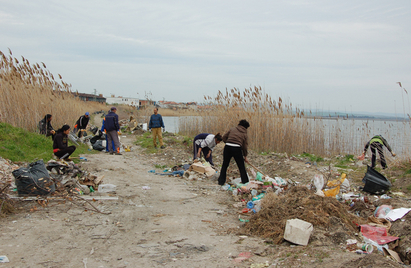 Почистват и бреговете на Поморийско езеро