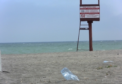 Северният плаж на Бургас тъне в мизерия, до средата на юни е без наемател