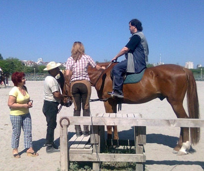 Организират хиппотерапия в конната база в Бургас