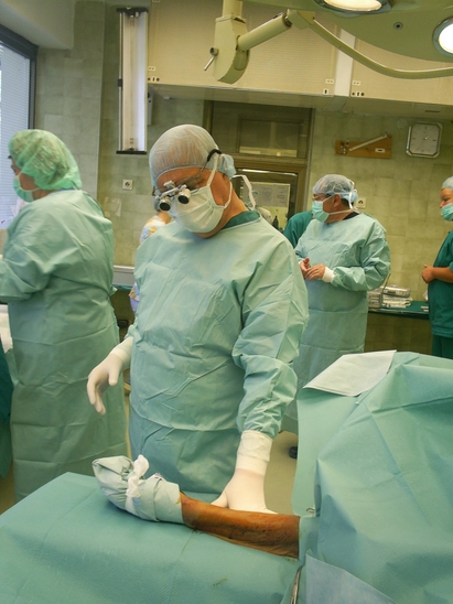 Проф. Чирков оперира в Бургас тежко болен мъж
