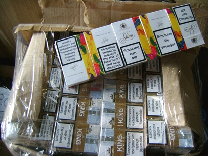 69-годишна облепи тялото си със 67 кутии контрабандни цигари