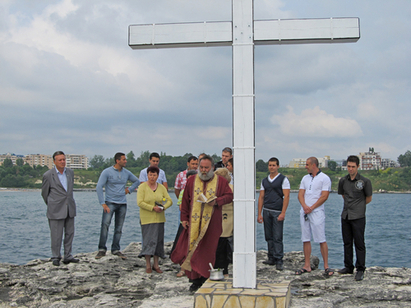 Новият кръст на Царево бе осветен за "Св. Дух"