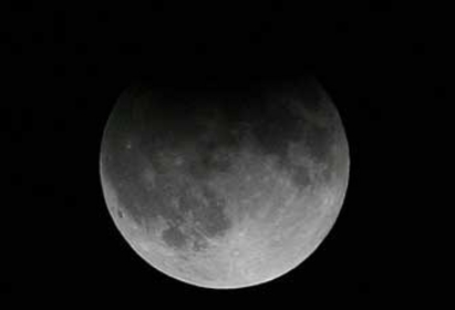 Пълно лунно затъмнение довечера