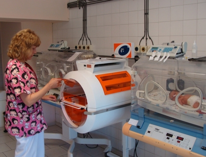 Силви Вартан дари апарат за лечение на жълтеница на Бургаската болница