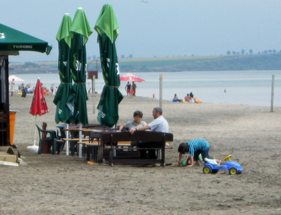 Скандално! Деца играят на плажа върху опасни стъкла