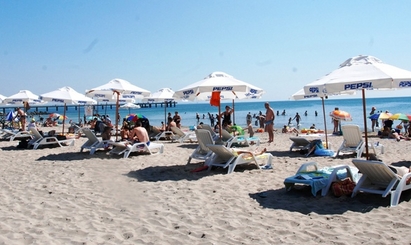 Безплатни чадъри и шезлонги на Централния плаж