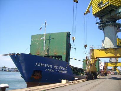 Пристигна първият кораб с 36-метрови релси за жп линията Бургас – Пловдив
