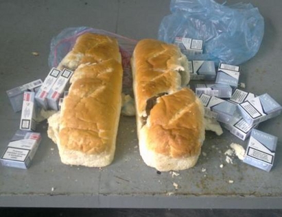 Баба крие контрабандни цигари в... хляб