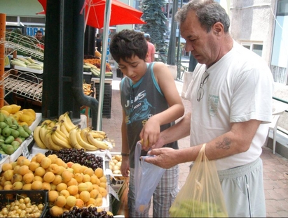 Кметът Пройков на пазар с Тодор, гост от Калгари