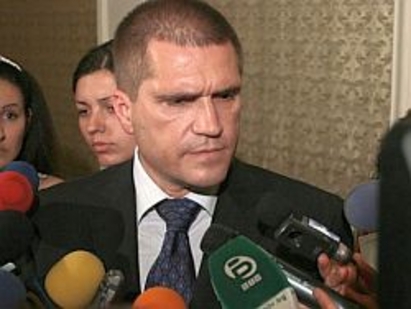 Бившият военен министър напазарил 94 апартамента в Бургас