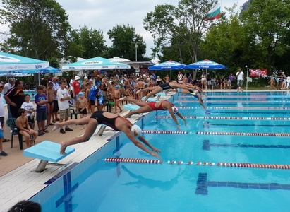 160 деца участваха в плувен турнир „Флора”