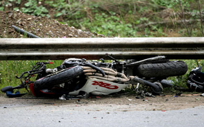 Мотоциклетист се залепи в крава на пътя