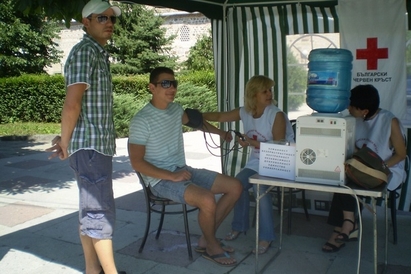 Код жълто за Бургас, БЧК раздава безплатна вода до Часовника