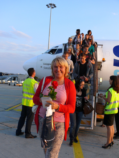 Посрещнахме с рози първи полет до Бургас на нова германска авиокомпания