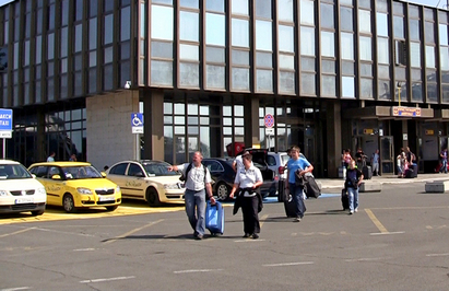 Защо мутри от „ЕКО такси“ разхвърлят куфари на летовниците