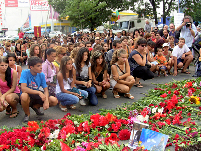 Хиляди червени цветя изградиха път за пешеходците в България