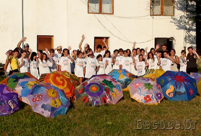 Наши и турски деца рисуват заедно върху чадъри