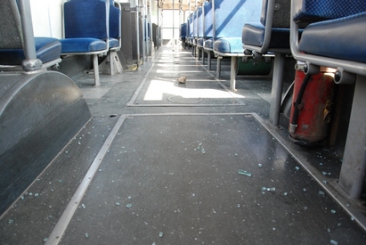 Вандали за малко не отнесоха глава на пътник в тролейбус