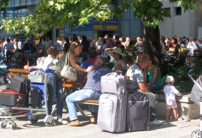 Стотици руски туристи блокирани на летище Бургас