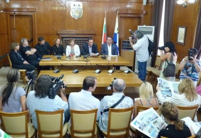 Бургаският кмет отчете мандата в 215 страници числа и факти, отказа да ги чете