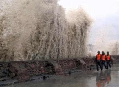 Тайфунът "Роке" уби четирима японци