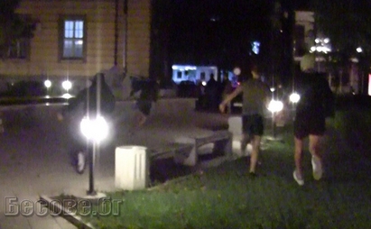 Втора вечер гневни с маски атакуват цигани в центъра на Бургас