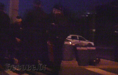 Тежко въоръжени полицаи пазят входа на кв. Победа в Бургас