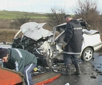 Двама загинаха в зверска катастрофа, румънец изгоря в автомобила си