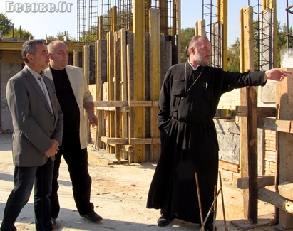 Цигански кючеци посрещнаха отец Саръев и Валери Симеонов пред църквата в „Победа”