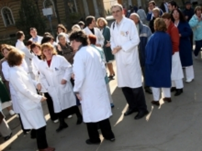 Лекари на протест заради ниски заплати