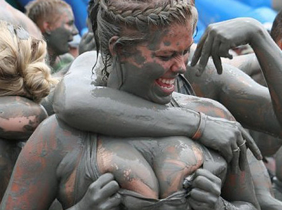 Полуголи жени се въргалят вкопчени една в друга в калта