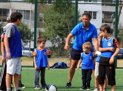 Човек на Бобич открива футболно училище в Бургас