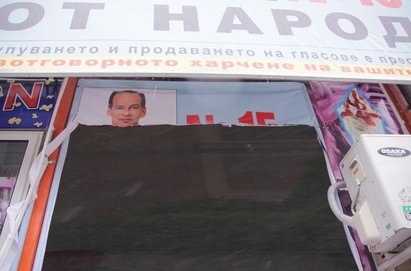 Режат с ножици плакати на кандидат-кмета Георги Иванов