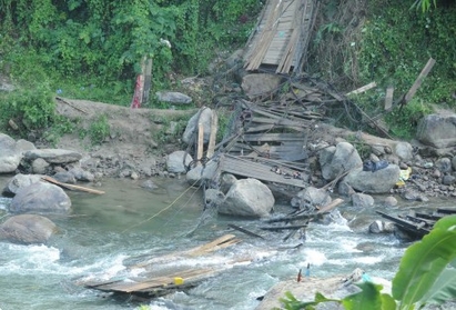 Над 30 души загинаха при срутване на мост в Индия